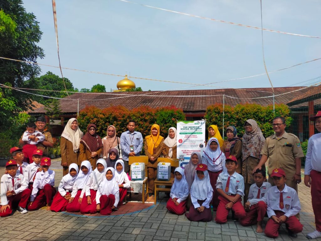 Artificial Intelligence “Teachable Machine” and Used Cooking Oil Donation, We Support the Achievement of the SDGs 2030